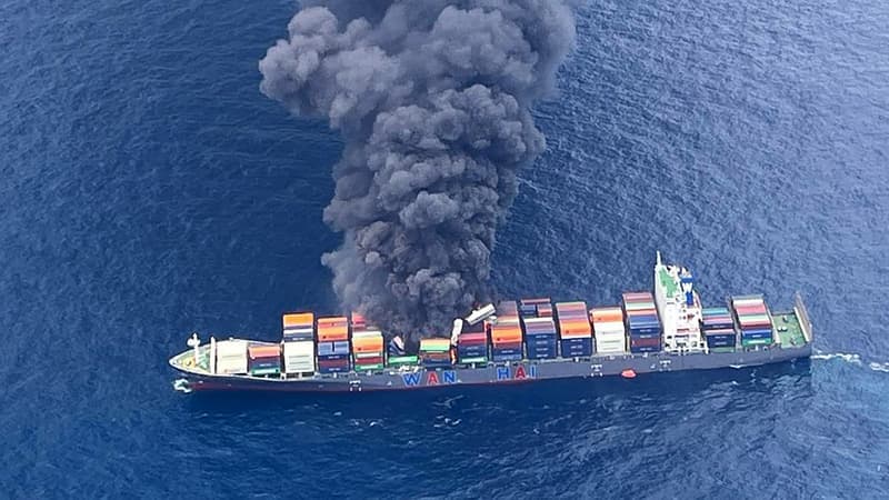 Puissante explosion et conteneurs projetés: un cargo a pris feu au large de l’Inde, qui dépêche un navire de guerre pour venir en aide