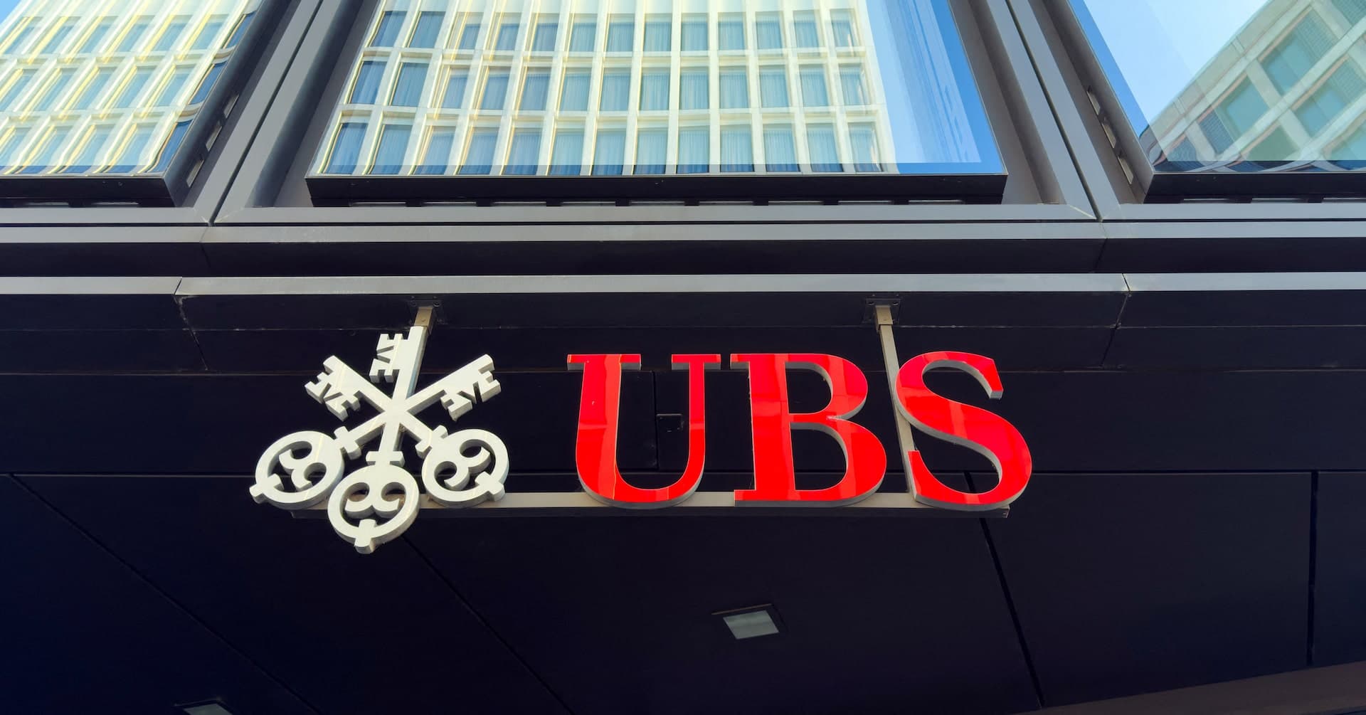 Les actions UBS glissent 7%, inversant les gains après les propositions de capital suisse