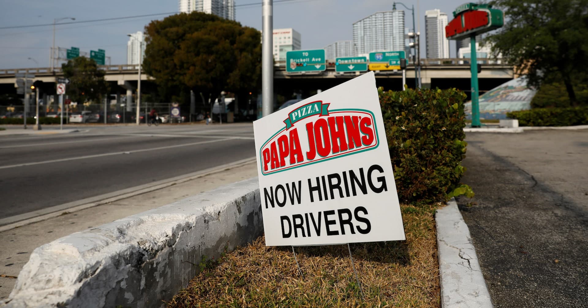 Apollo et Irth Capital ont fait une offre d’achat de Papa John, disent des sources